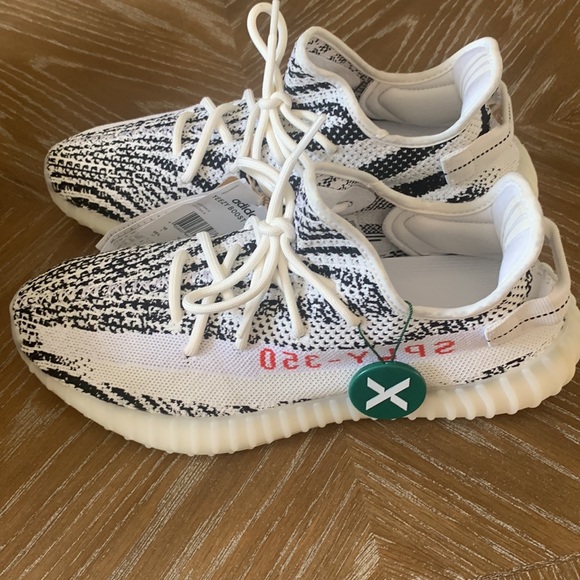 BRAND NEW Yeezy Boost 350 V2 - Picture 5 of 10
